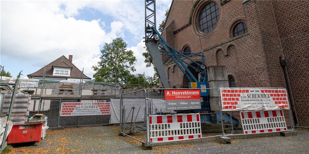 Neubau an der St.-Jakobus-Kirche nicht ganz ohne Lieferschwierigkeiten Gut im Zeitplan liegen die Arbeiten am neuen Pfarrheim an der St.-Jakobus-Kirche in Oeding. Schon bald sollen die Maßnahmen im Kircheninnern in Angriff genommen werden.