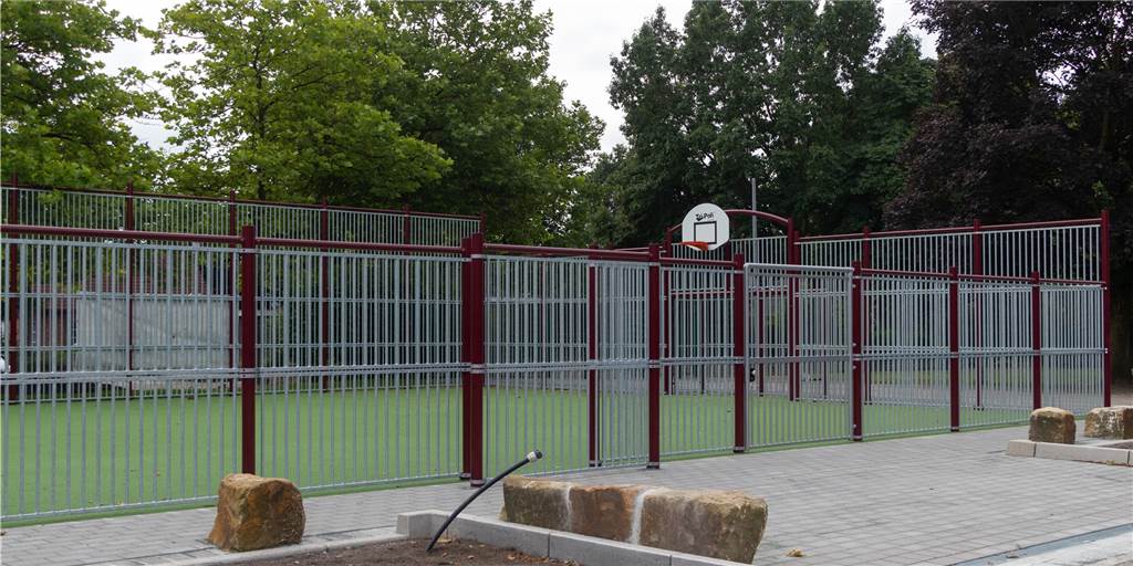 Multifunktions-Sportfeld auf der Zielgeraden – Millionenprojekt am Start Das Multifunktionsfeld an der Kreuzschule in Heek. Dort soll auch Schulsport stattfinden können, wenn die Turnhalle wegen der Sanierung geschlossen ist.