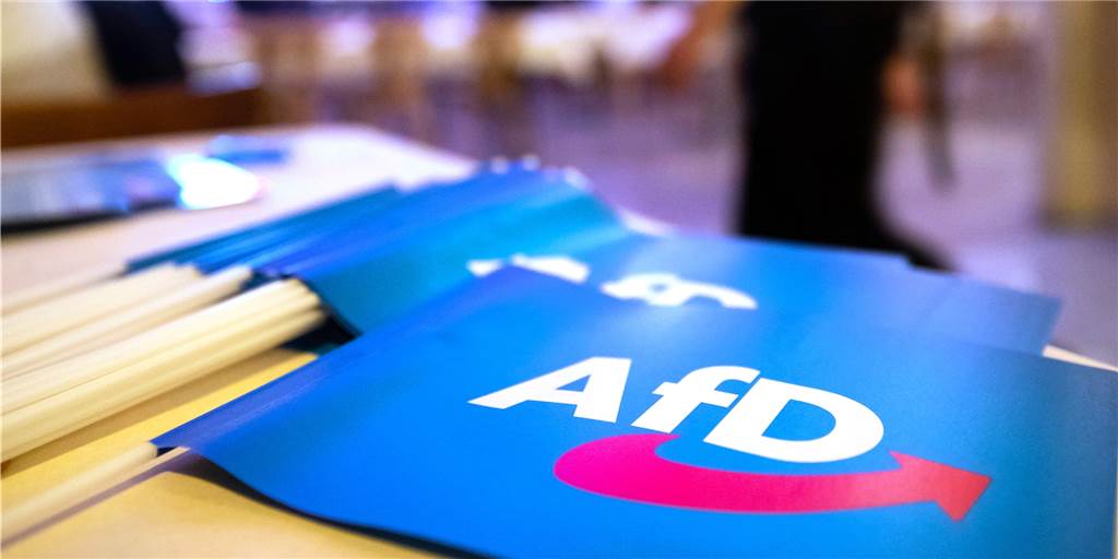 Dreiste Aktion: AfD umgeht Verbot von Wahlwerbung in Vreden mit einem Trick Die AfD hat auf dem Vredener Marktplatz eine Mahnwache abgehalten, weil die Stadt Vreden einen Infostand verboten hatte.