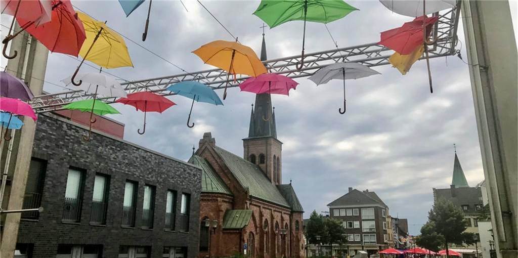 Schirm-Aktion in der Dorstener Innenstadt endet vorzeitig Starker Wind hat den Schirmen in der Innenstadt zuletzt zugesetzt. Nun werden sie etwas früher abgehängt als ursprünglich geplant.
