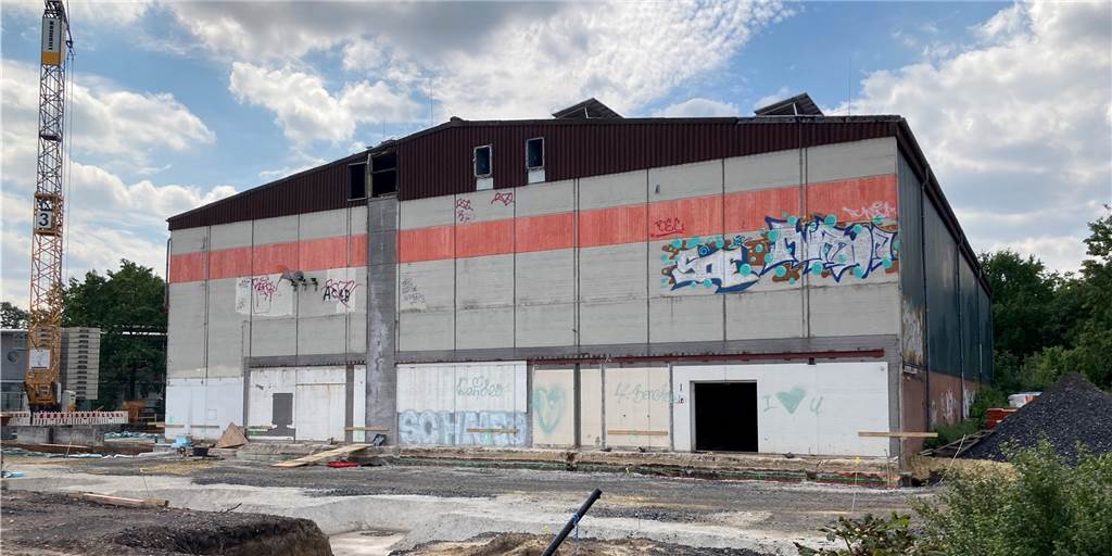 Von der Dreifachturnhalle werden eigentlich nur die Außenmauern stehen bleiben. Die Halle wird aufwendig umgebaut. 