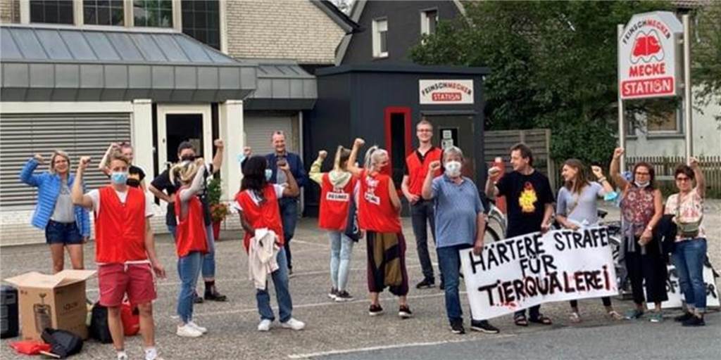 Partei plant weiteren Protest gegen Tierquälerei bei Mecke in Werne Die Linke protestierte spontan am 28. Juli vor dem Firmensitz von Mecke an der Lippestraße. Dort ist für Freitag, 6. August, eine weitere Demo geplant.