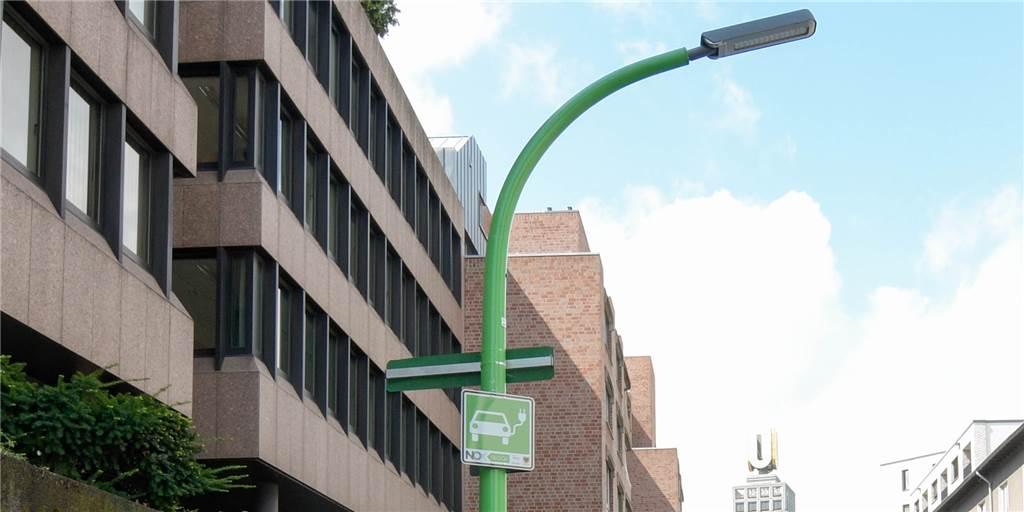 Dortmund bekommt über 300 neue Lade-Laternen für E-Autos Diese Ladelaterne steht an der Schmiedingstraße in der City.