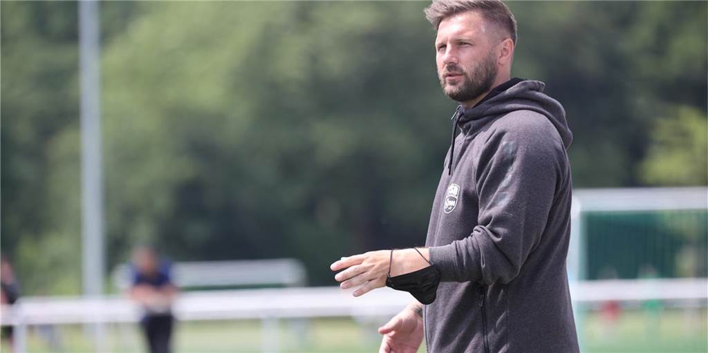 Geimpft – oder Impfmuffel? So sieht es bei Dortmunds Amateurfußballern aus Sebastian Tyrala, Trainer von Türkspor Dortmund, hat die Maske immer dabei. Aber: Er hofft dennoch, dass sich alle seine Spieler auch impfen lassen.