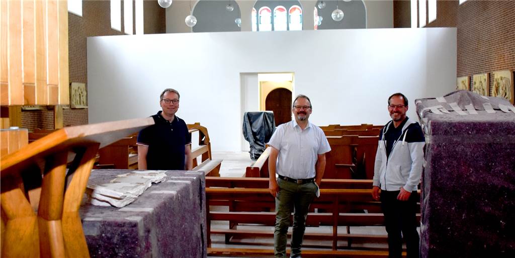 Kirche halbiert: Neues Pfarrheim in der St.-Josef-Kirche ist fast fertig Der leitende Pfarrer Stefan Jürgens, Heinz Gewering, Leiter der Zentralrendantur Ahaus-Vreden und Marc Klein-Günnewick, Verwaltungsreferent der Gemeinde, (v.l.) freuen sich auf die Einweihung der "neuen" St.-Josef-Kirche. Im Hintergrund sind die neuen Wände des integrierten Pfarrheims zu erkennen.
