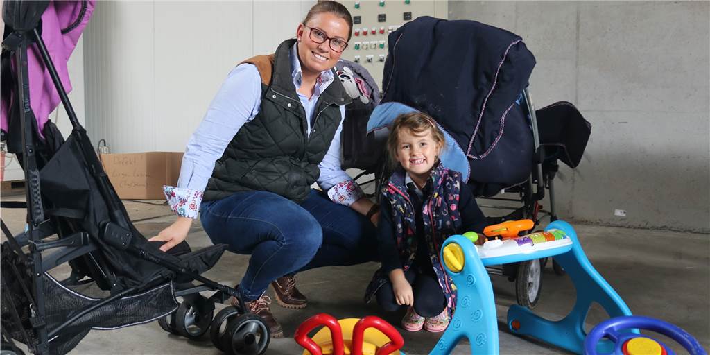 Belastung für ganze Familie: Auch Katharina Laurenz hilft den Flutopfern Eine Familie im Einsatz: Katharina Laurenz, hier mit Tochter Luisa, fährt wie ihr Ehemann Johannes von Werne aus regelmäßig in die vom Unwetter stark betroffene Stadt Dernau.