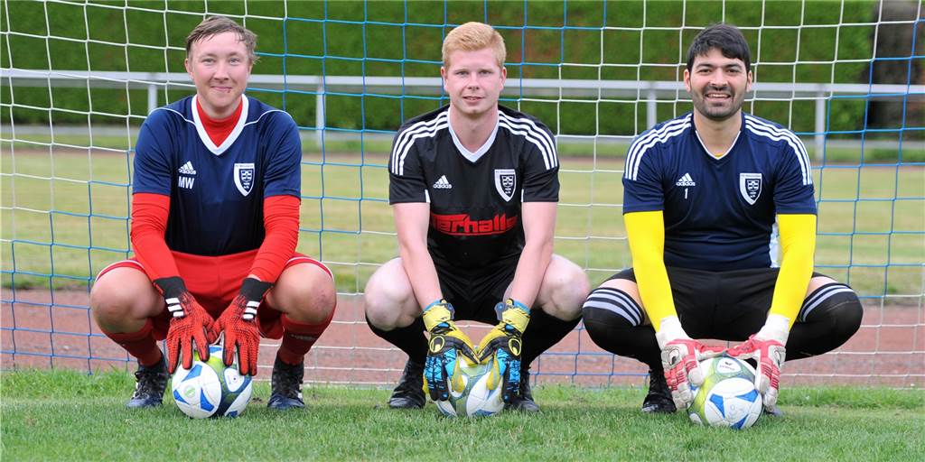 Jan-Hendrik Gesing: Vom Goalgetter zum Torwart beim FC Ottenstein Mit drei Torhütern geht der FC Ottenstein die neue Saison an. Neben Michael Wessels (l.) und Husni Zein (r.) zählt nun auch der bisherige Stürmer Jan-Hendrik Gesing dazu.