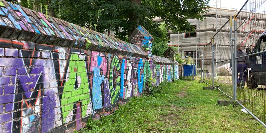 Bildungscampus: Weiter warten auf Neubau des Marcel-Callo-Hauses Die Mauer links gehört noch zum alten Gelände des Marcel-Callo-Hauses. Rechts entsteht der Neubau, in dem das Jugendzentrum und weitere Einrichtungen eine neue Heimat finden sollen.