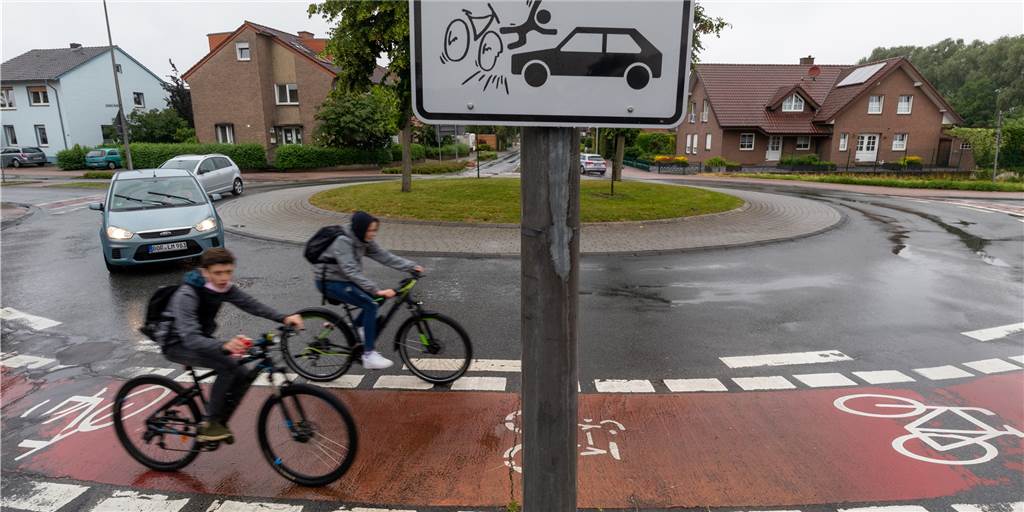 Unfallschwerpunkt Kreisverkehre: Jetzt sollen Radfahrer auf der Straße fahren Auch am Kreisverkehr Ölbachstraße/Alstätter Straße sollen Radfahrer künftig auf der Straße fahren.