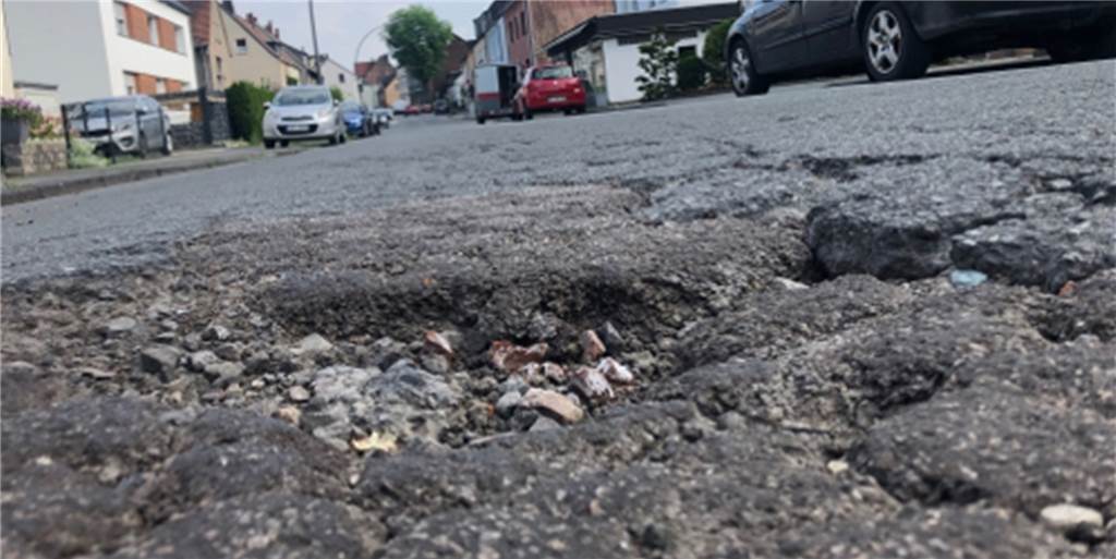 Anwohner klagen: Schwere Busse zerstören regelmäßig die Straße Die aktuelle Situation an der Holzstraße. Wieder ist die Straße übersät mit Schlaglöchern, die der EUV in diesem Jahr laut Anwohner-Aussage bereits zwei Mal beseitigt hatte.