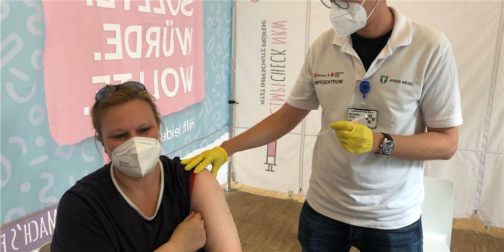 Corona: Nadine Menker endlich geimpft - Mutter starb an Covid-19 Von Impfarzt Benedikt Groß ließ sich die Schermbeckerin Nadine Menker am Donnerstag im Abrahamhaus gegen das Coronavirus impfen.