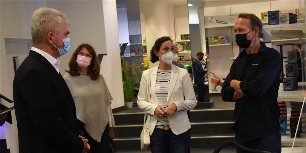 „Toll! Wahnsinn!“ – Wie Ahaus hohen Besuch aus Düsseldorf begeistert hat Dieter van Acken (Tobit/r.) führt Andreas Pinkwart (l.) durch das Aufhaus. Mit dabei: Bürgermeisterin Karola Voß (2. v. l.) und die Landtagsabgeordnete Heike Wermer (2. v. r.).
