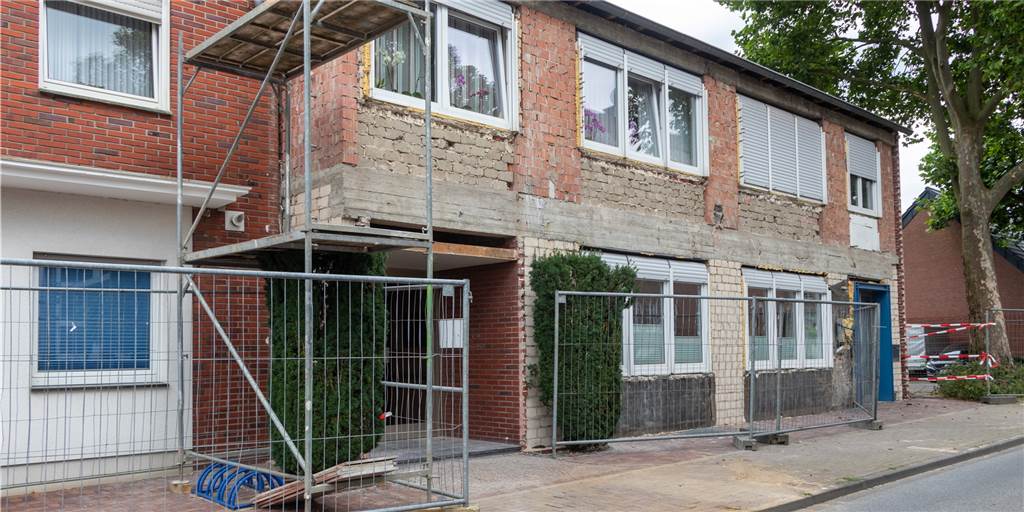 Straßensperrung an der Josefstraße aufgehoben: Was passiert nun? Der Verblender an der einsturgefährdeten Wand des Hauses an der Josefstraße wurde mittlerweile abgenommen.