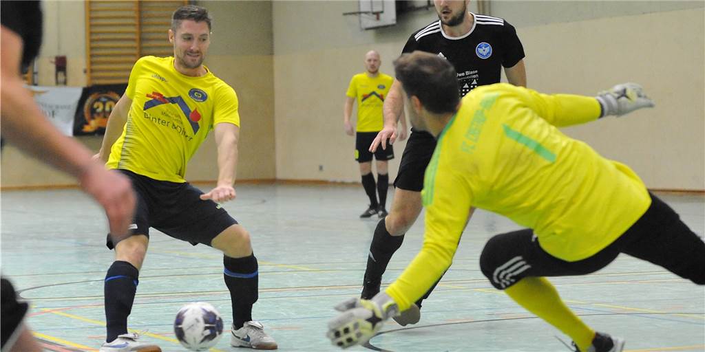 Hallenstadtmeister 2021 werden erst im Jahr 2022 ermittelt Im Januar 2020 standen sich im Halbfinale der Hallenstadtmeisterschaft die Spvg Schwerin (beim Schuss Stefan Fels) und der spätere Zweite, FC Castrop-Rauxel, gegenüber.