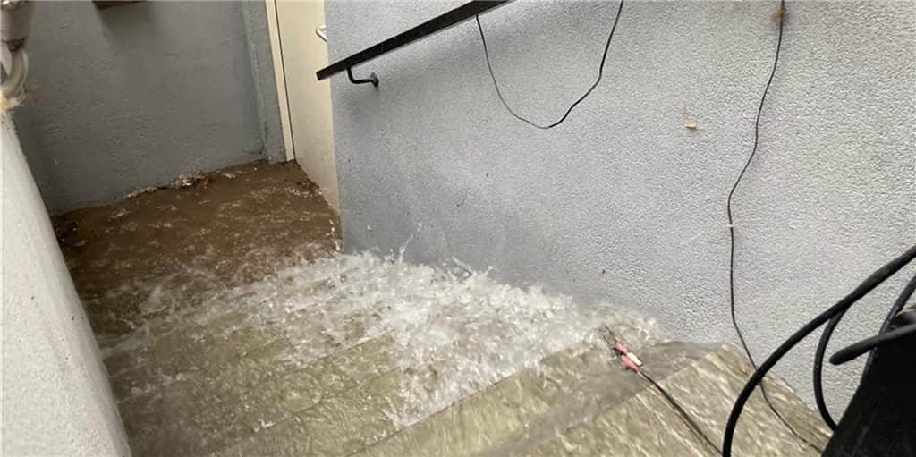 Unwetter und der Werner Westen: Ist der Baaken starkregen-gefährdet? Wie hier an der Körner Straße in Werne liefen zahlreiche Keller voll. Regen kam auch durch Dächer und Fenster.