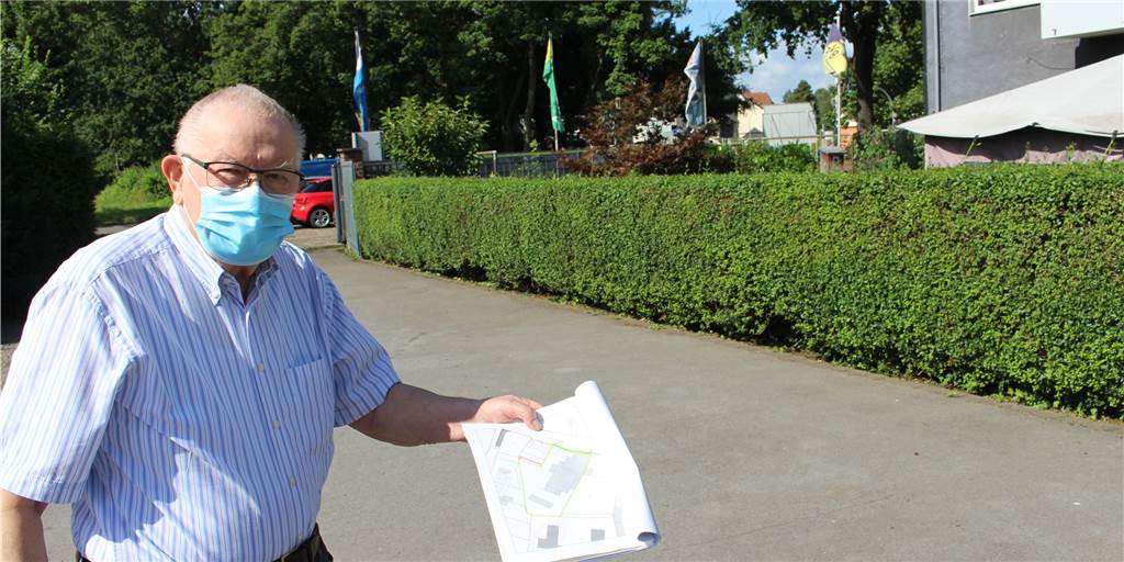 Gebührenposse: Stadt beruft sich auf höchstrichterliche Entscheidung Diese Hecke stellt die „zugewandte Front“ dar, für die Horst Ulrich jetzt Straßenreinigungsgebühr bezahlen muss.