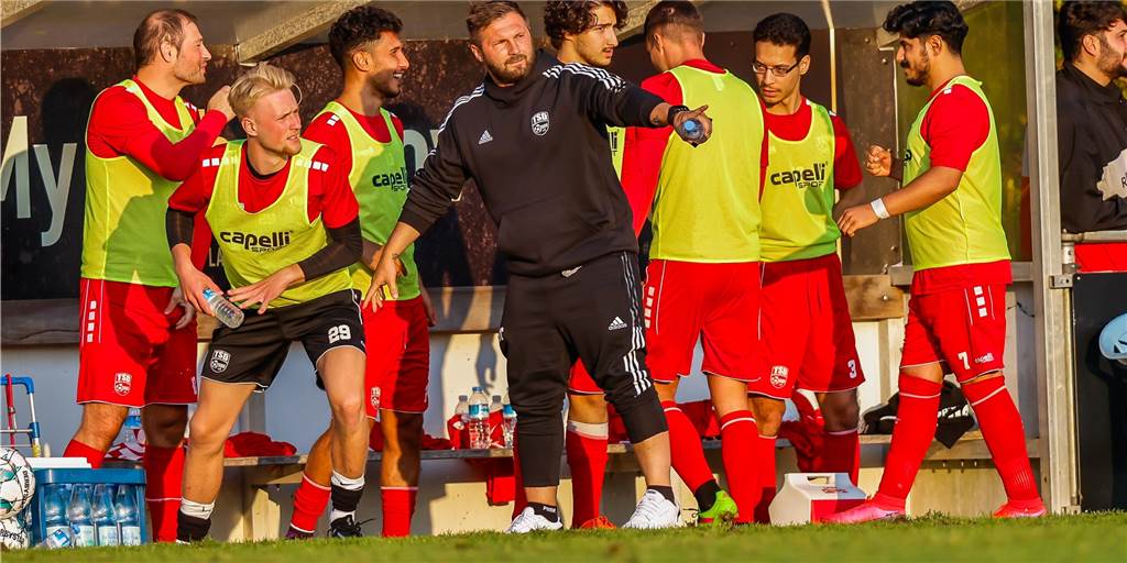 Im Re-Live: Türkspor und Brünninghausen verlieren Halbfinals - Türkspor trotzdem im Finale Möchte ins Finale und den Hecker-Cup gewinnen: Türkspor-Trainer Sebastian Tyrala mit seinen Spielern.