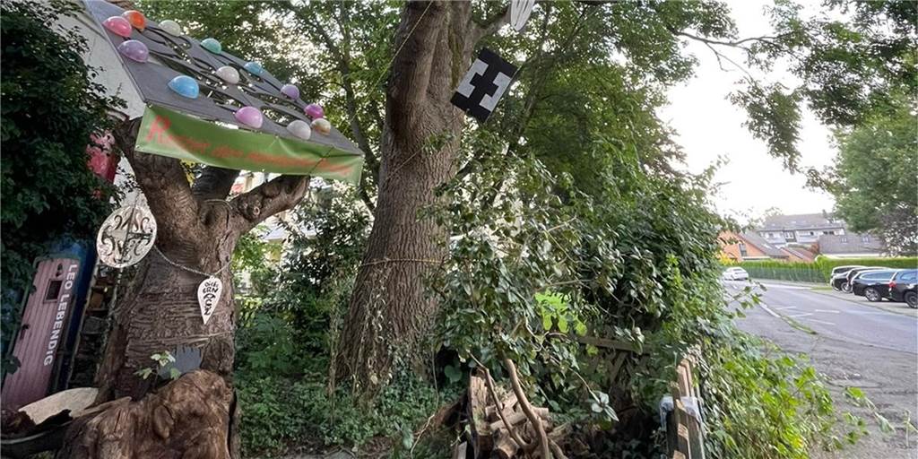 Dortmunder Künstler hat einem toten Baum neues Leben eingehaucht Die "dicke Erna" (links im Bild) wurde vor drei Jahren aufgestellt. Nun wirft sie ihre Rinde ab.