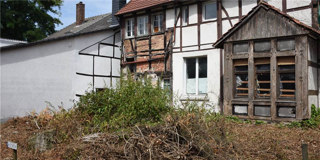 Gammelhaus-Eigentümer, mach‘ Dich vom Acker – aber lass das Haus stehen! Die Bauruine an der Südmauer sollte der Eigentümer lieber denjenigen überlassen, die etwas damit anfangen können, findet unser Kommentator.