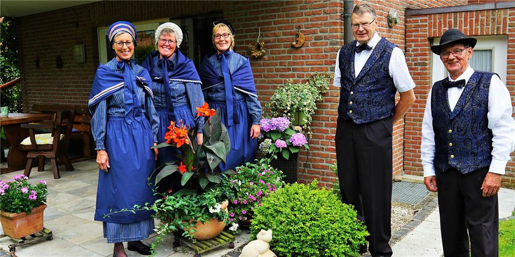 „Bauer und Bäuerin“ gratulieren in Herbern nur auf Zuruf Brigitte Feldmann (v. l.), Lisa Krampe, Elfriede Neuhaus, Franz Wemhof und Alfred Brochtrop bilden das "Bauer und Bäuerin" Team des Heimatvereins Herbern.
