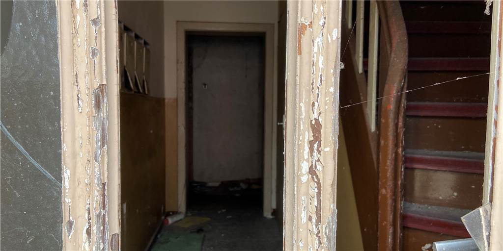 Im Video: Gammelhaus in Castrop-Rauxel sieht immer noch schlimm aus Im Flur des Hauses an der Kreuzstraße 54 in Castrop-Rauxel liegt viel Müll. Seit Jahren schon wohnt hier niemand mehr.