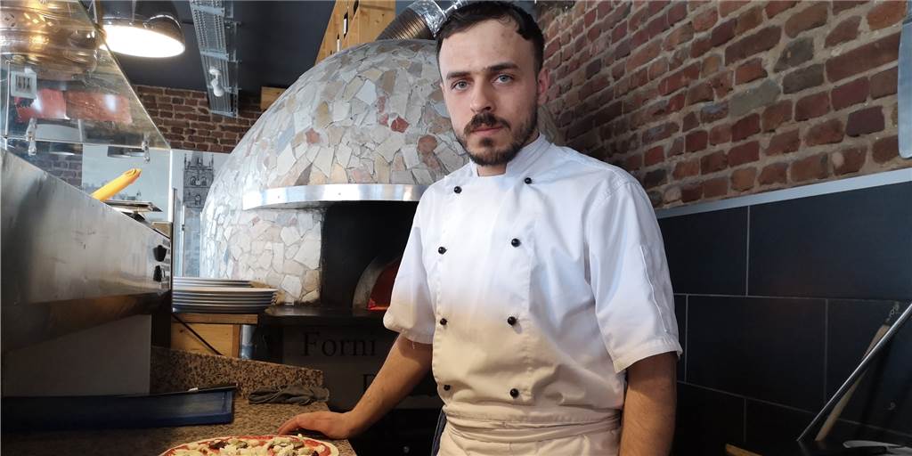 Der Gastro-Check (2): Wie gut is(s)t Dorsten in der Mittagspause? Abdelrahman Halawa ist bei O'Pazzo der Koch. Er belegt die Pizzen frisch vor Ort.