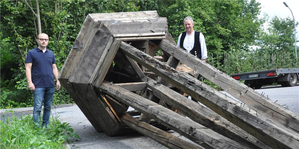 Spezialauftrag für Haveloh: Alten Glockenturm vermessen und nachbauen Am Boden liegend wirkt deutlich, dass schon allein die Spitze des zierlichen Turmaufsatzes beeindruckend groß ist. Tobias Haveloh (l.) und Bernhard Terhalle sorgen dafür, dass von der historischen Vorlage ein originalgetreuer Nachbau entsteht.