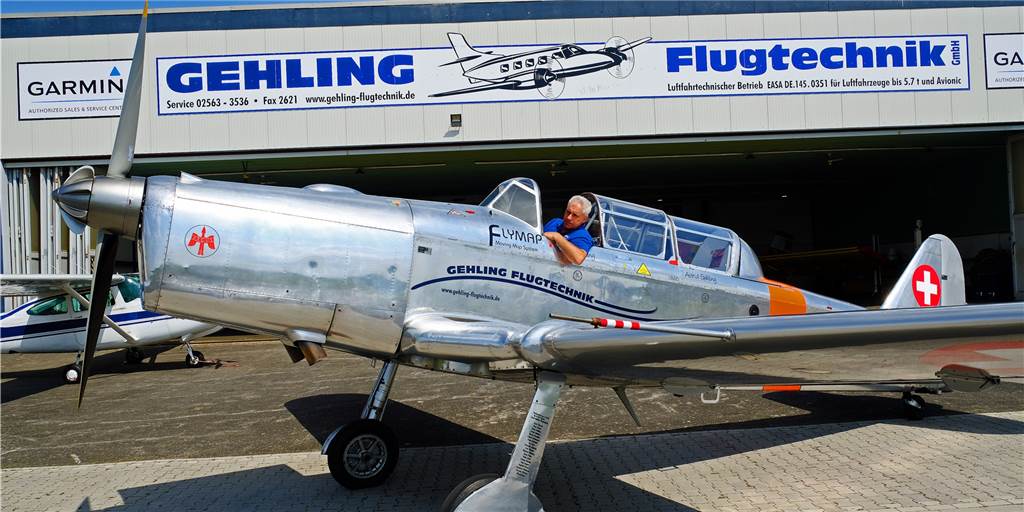 Dieter Gehling: Der Mann mit dem Händchen für fliegende Oldtimer Dieter Gehling mit seiner Pilatus von 1949 vor der Werfthalle von Gehling Flugtechnik auf dem Flugplatz Stadtlohn-Vreden.