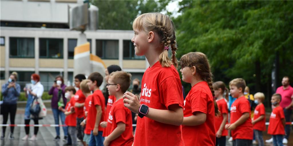 Spektakel in Lüner City: 70 Kinder tanzen Zumba auf dem Markplatz Passantinnen und Passaten bekamen am frühen Freitagnachmittag (6.8.) eine Zumba-Aufführung von rund 70 Kindern zu sehen.