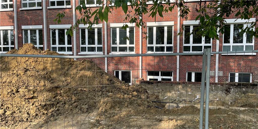Riesiger Schaden am Christophorus-Gymnasium Werne als Unwetterfolge Ausschachtungsarbeiten begünstigten den Wassereinbruch am Gymnasium. Der Keller im Altbau ist Anfang August noch nicht trocken.