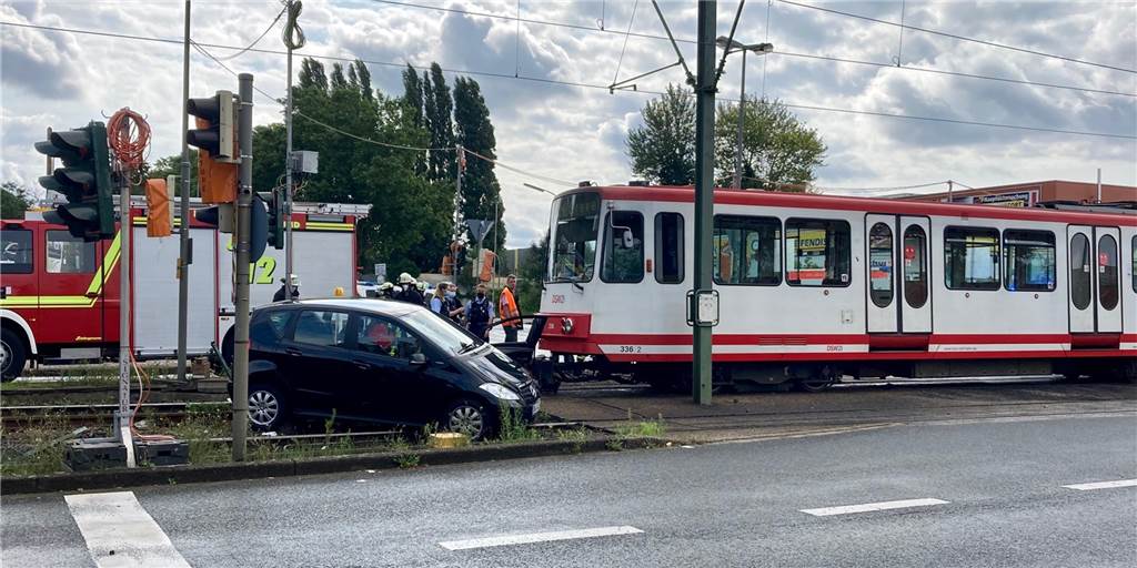 Unfall zwischen Stadtbahn und PKW - wichtige Innenstadtstraße war gesperrt Schwarzer Pkw steht auf den Schienen der Stadtbahn, daneben dein Bahn-Waggon. Feuerwehr im Hintergrund.