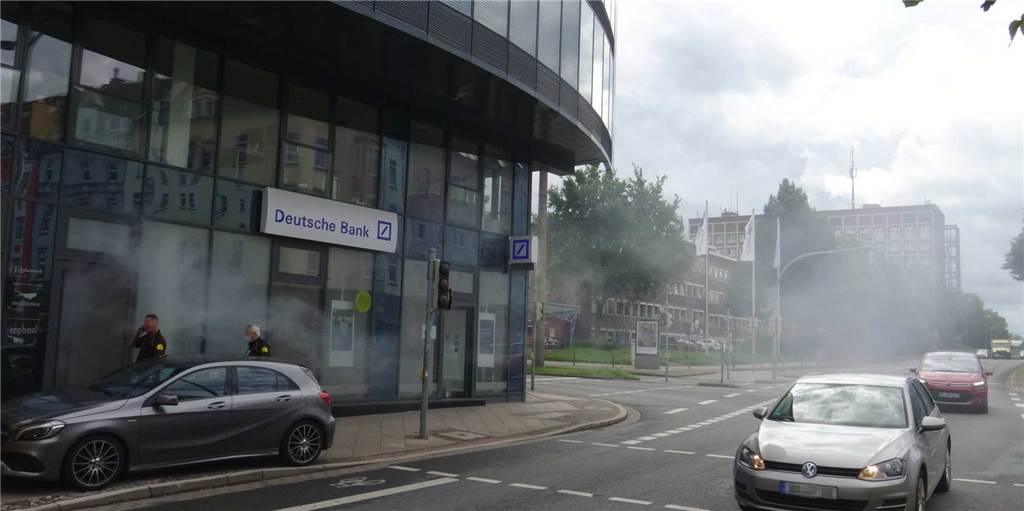 Alarm in Dortmunder Bank-Filiale – Dichter Nebel quoll auf die Straße Rauchschwaden quillen aus Filiale der Deutschen Bank auf die Hohe Straße
