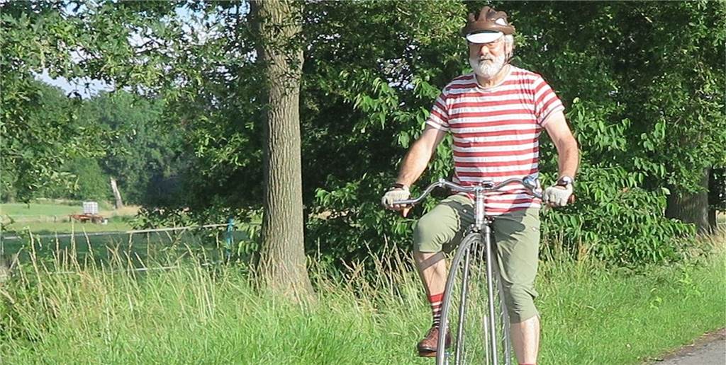 Radfahrer sorgt mit einem ungewöhnlichen Gefährt für großes Aufsehen Der ehemalige Radrennfahrer Christoph Dorr ist inzwischen ein Fan von Hochrädern geworden. RN-Foto Scheffler