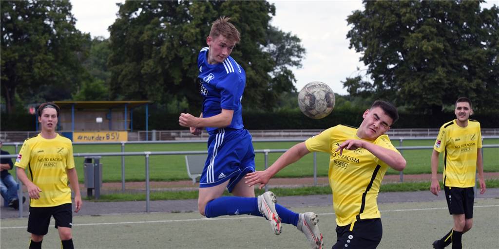 Unzufrieden und enttäuscht: Heeren und Mühlhausen II quälen sich gegen unterklassige Gegner Der BSV Heeren (blaue Trikots) tat sich gegen die Reserve des FC Overberge am frühen Sonntagnachmmittag schwer.