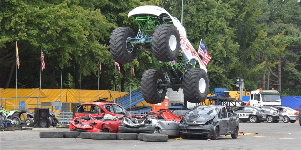 Monster Trucks zermalmen Autos: „Das Nonplusultra in Europa“ Drei riesige Monster Trucks sind am kommenden Wochenende noch in Dortmund zu sehen.