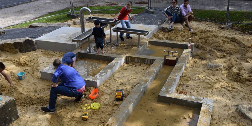 Mit Video: Kinder planschen begeistert am ersten Dorstener Wasserspielplatz Zahlreiche Kinder und auch die Eltern spielen mit Wasser und Sand.