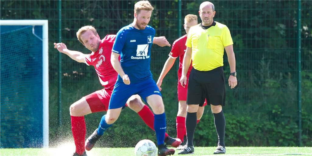 Dramatisches Pokal-Derby: Flaesheim verspielt gegen Sythen fast ein 3:0 Marius Möller (v.) erzielte ein Tor für den TuS Sythen und hatte großen Anteil daran, dass es für Fabian Schulte-Althoff (l.) und Concordia Flaesheim am Ende noch mal richtig spannend wurde.