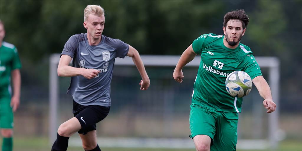Olfen gegen Brambauer: Vier Tore, zwei Elfmeter und jede Menge vergebene Chancen Ein ausgeglichenes Duell: Bastian Ehrentraut im grauen Brambauer-Trikot und Olfens Daniel Berger.