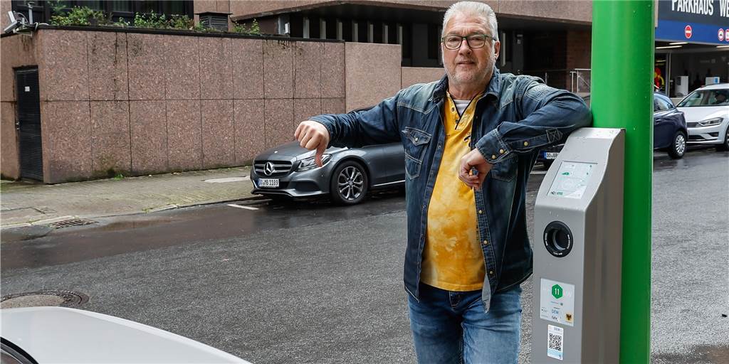 Horst Fröse ist sauer: Die Parkplätze unter E-Laternen sind immer besetzt – ohne, dass dort geladen wird.
