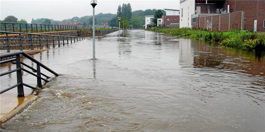 Ende August 2010 trat die Aa an vielen Stellen in Ahaus über die Ufer. Auch der Jute-Campus stand damals unter Wasser.