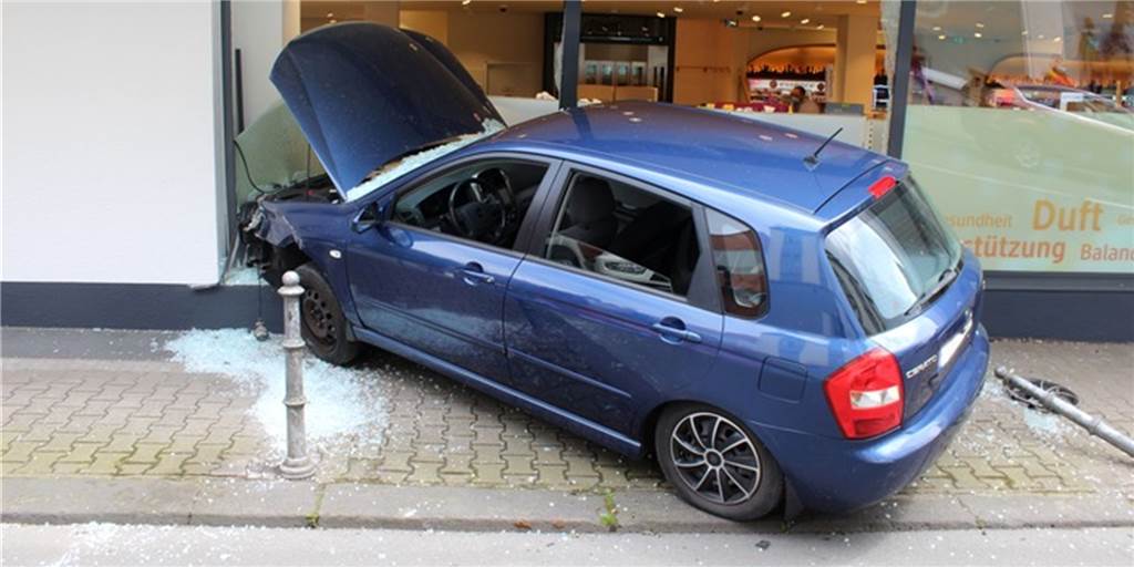 Nach Unfallfahrt in dm-Markt: Kein Verfahren gegen 21-jährigen Fahrer Nach Unfallfahrt in dm-Markt: Kein Verfahren gegen 21-jährigen Fahrer