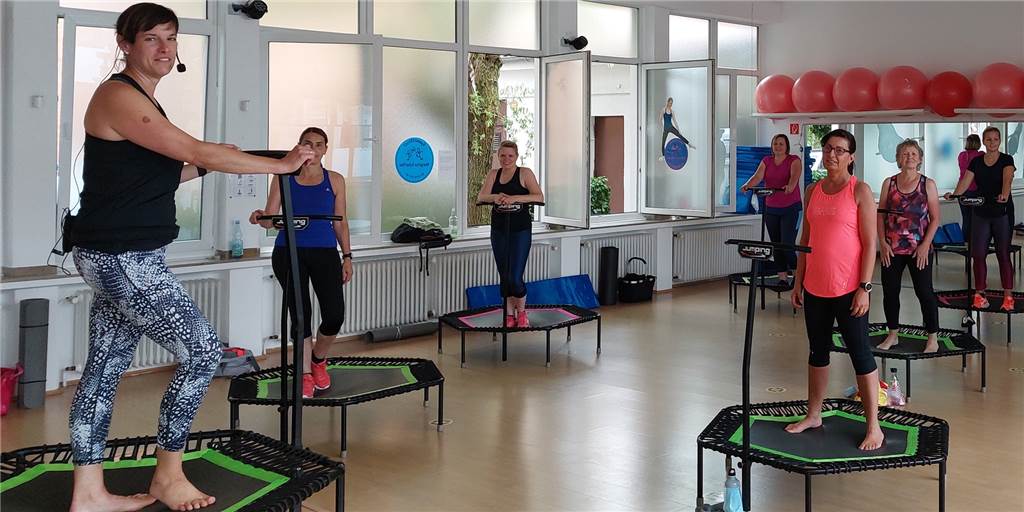 Mit Video: Laute Beats und voller Körpereinsatz – Jumping Fitness liefert jede Menge Action Beim Jumping Fitness dreht sich alles um das Trampolin. Während der Einheiten wird viel geschwitzt und der ganze Körper muss sich anstrengen.