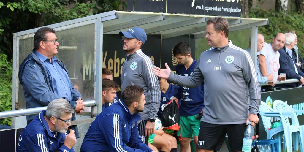 Holzwickede-Coach Woller zur Posse um den Finaleinzug: „Hätte mein Team nicht ins Finale geschickt“ Holzwickedes Trainer Marc Woller (mit Kappe) ist enttäuscht von der Art und Weise, wie beim Hecker-Cup über den Finaleinzug entschieden wurde.