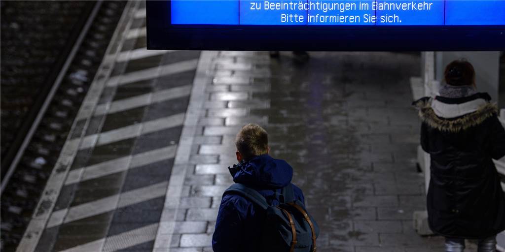 Live-Ticker zum Bahnstreik: Das müssen Dortmunds Pendler wissen Ein Display an einem S-Bahnhof weist auf Beeinträchtigungen im Bahnverkehr hin. (Symbolbild)