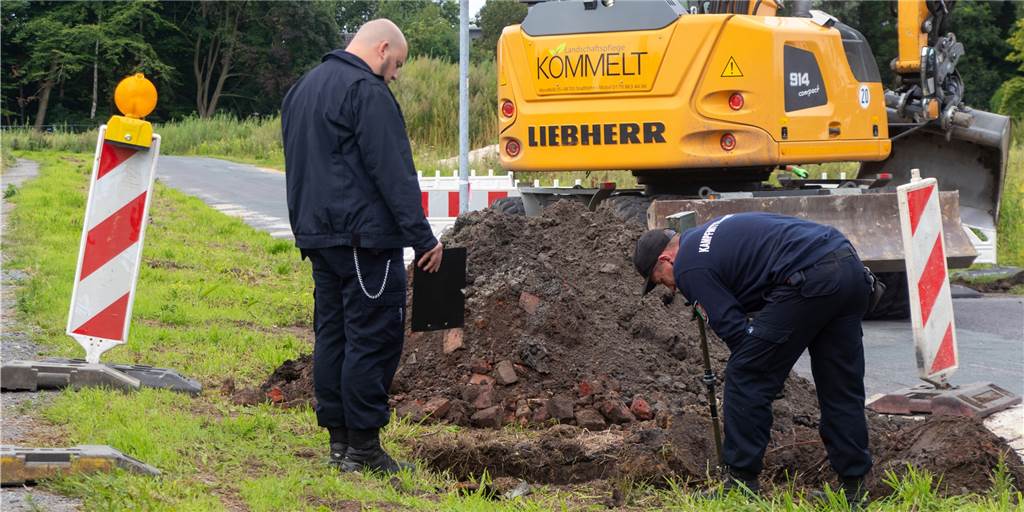 Mit Video: Kampfmittelräumer auf der Suche nach Bomben und Granaten Experten des Kampfmittelräumdienstes haben am Dienstag drei Verdachtspunkte an der Uferstraße inspiziert - und Entwarnung gegeben.