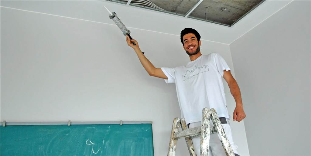 Von Afghanistan nach Nienborg – Mohamad Mehibi ist angekommen Der neue Geselle Mohamad Mehibi muss direkt mit anpacken. Der 24-Jährige ist aus Afghanistan geflüchtet und hat in Nienborg ein neues Zuhause und eine Arbeitsstelle gefunden.