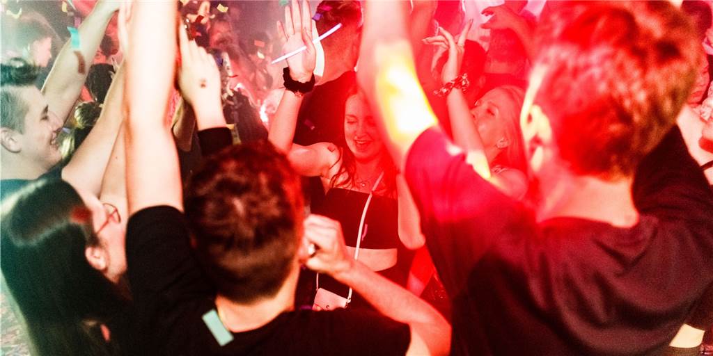 Ausgetanzt: Das passiert, wenn die 7-Tage-Inzidenz dauerhaft über 35 liegt Partys (Symbolbild) mit Tanzeinlagen sind derzeit noch erlaubt. Klettert die 7-Tage-Inzidenz dauerhaft auf über 35, dann sind private Feiern nur noch ohne Tanz erlaubt.