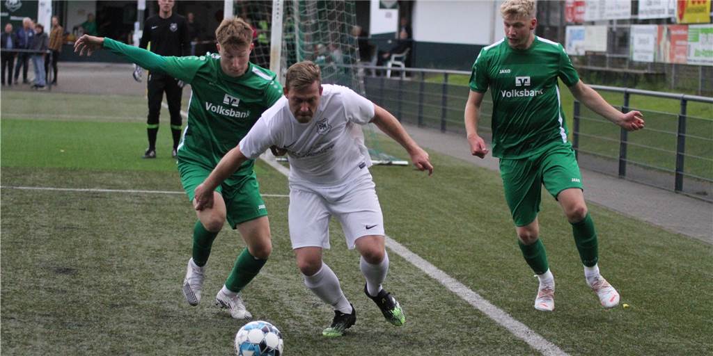 Wahnsinns-Spiel und Elfmeter in letzter Sekunde: SuS Olfens Test wird zum Spektakel Florian Olbrich (l.) und Tim Kortenbusch (r.) lieferten sich mit GW Erkenschwick ein enges Duell.