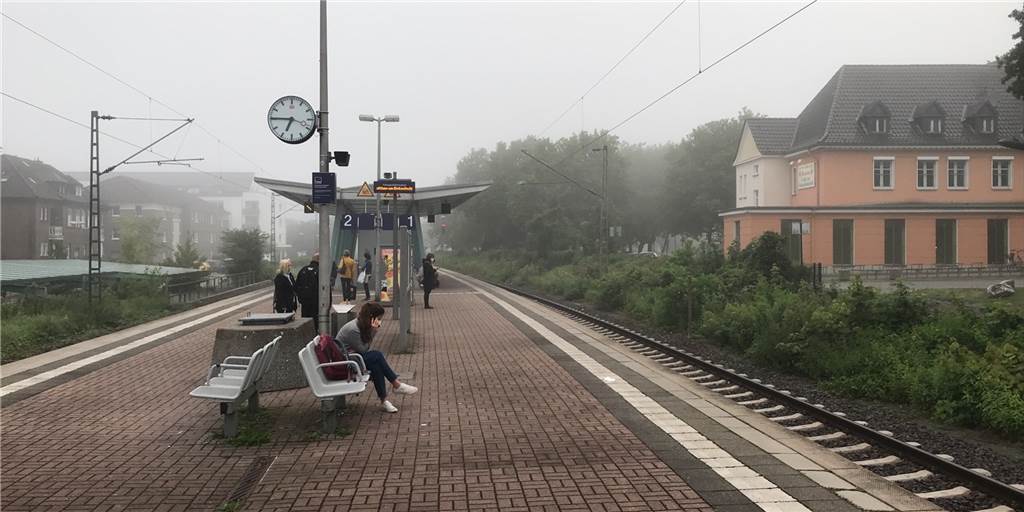 Bahn-Streik: Entspannte Lage am Mittwochmorgen in Lünen Am Lüner Hauptbahnhof warten Pendlerinnen und Pendler auf ihren Zug. Wegen des Lockführerstreiks muss aber mit Ausfällen gerechnet werden.