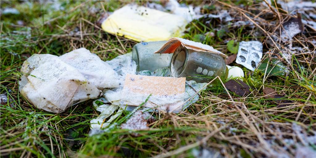 Selmer ärgert sich über Müll und Scherben bei Freibad und Spielplatz Ähnlich wie auf diesem Symbolfoto liegt am Freibad und am Heinrich-Böll-Weg oft Müll herum.